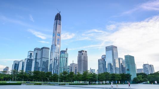 “现在福田中心区换办公室的客户，大多数都是因为今年经济收入不行，承受不起这么高的租金。”在福田中心区做写字楼出租工作的中介江先生告诉《华夏时报》记者，目前中小企业搬离福田中心区的情况越来越多。  　　中原盘源系统显示，目前福田中心区的空置率总体相对较高，但个盘差别挺大，平安金融中心空置率只有10%、皇庭广场空置率为9.5%。  　　在当前经济环境下，深圳全市写字楼一边是供应量充足，空置率不断攀升。另一边一波中小企业迫于成本压力正搬离市中心区，由此导致部分写字楼的空置率居高不下，租金不断下探，招租成为一大难题。    　　近三年写字楼供应持续走高  　　随着深圳全市写字楼空置率不断攀升，租金一路下行，不少写字楼面临招租难的窘境。今年以来，随处可见写字楼招租广告以及免租信息，各中介、房东为招租费了不少心思，但收效甚微。    　　第一太平戴维斯统计数据显示，深圳市2020年第一季度平均空置率结构性环比上升1.2个百分点，达26.2%。截至季末，深圳全市平均租金下降至201.7元/平方米/月，租金指数环比下跌1.6%。  　　而值得注意的是，供应增加无疑是深圳写字楼空置率攀升的主要推手。《华夏时报》记者根据第一太平戴维斯近年来发布的写字楼报告梳理得知，从2018年起，深圳写字楼供应量再呈上升走势。数据显示，2018年深圳全年累计供应量不足80万平方米，2019年深圳全年累计供应量达107.7万平方米。截至2019年底，深圳全市甲级写字楼总存量同比上升17.7%，至715.6万平方米。  　　与此同时，第一太平戴维斯预测，深圳2020年将迎来未来五年内的甲级写字楼供应高峰，全年预计累计共有134万平方米的新增写字楼面积交付，且未来五年新增供应总计达507万平方米。随着疫情结束和经济的发展，写字楼去化速度才可能得到相应变化，但租赁市场的竞争料将持续。  　　中小企业逃离福田中心区  　　“时常可以碰到一些中小企业换租、退租的情况，陆续搬离到租金更低的地段去了。”在福田中心区做写字楼出租工作的江先生对《华夏时报》记者表示，今年受疫情影响，一些中小企业为了节约租金成本以及员工的生活成本，搬离了中心区，有些甚至搬去了龙华、龙岗区。  　　陈女士所在的一家私募公司不久前便搬离了深圳福田中心区的平安金融中心。陈女士反映，一是平安金融中心作为地标级写字楼，租金始终维持高位，且议价空间不大；二是考虑到公司今年的整体效益不如往年。从福田中心区“逃离”后，陈女士所在的公司搬至岗厦地铁站附近，虽然还是在福田区，但岗厦总体的租金水平是平安金融中心租金的一半左右。  　　《华夏时报》记者了解到，平安金融中心的租金价位一直处于福田中心区最高水平，据中介沈先生表示，目前该写字楼的租金在350-500元/平方米/月。相比于周边其他写字楼200元/平方米/月出头的租金，平安金融中心作为地标，租金也高了一倍多。  　　让利招租情况难言乐观  　　“现在招租绿巨人下载官网在线视频不收取承租方任何中介费，如果能和绿巨人下载官网在线视频签约，绿巨人下载官网在线视频还可以和承租企业平分佣金。”中介江先生对《华夏时报》记者表示，尤其是有一波金融公司爆雷，集体退租，后面再招租就更难了，所以有些二房东也跟着“跑路”了。  　　沈先生在深圳福田区从事写字楼出租工作已超过10年，他告诉《华夏时报》记者，近1年来，深圳写字楼租金下降了20-35%。除报价有所下跌之外，出租方给承租企业的免租期、相应折扣等方面，都有较大的让利空间。  　　与此同时，虽整体租金议价空间拉大，但仍有不少中小企业迫于中心区高昂的租金压力，选择退而求其次，往租金价格低的地段撤离。而更有甚者，一些小型的公司甚至直接搬离深圳，向东莞、惠州转移了。  　　面对不断撤离的企业，沈先生表示：“现在业主都是在诚心招租，如果公司承租面积够大、公司资质也还可以，租金方面都是很好商量。”沈先生对《华夏时报》记者表示，由于此次疫情，业主方对于资质好的企业，都会给予较多的让利空间。  　　沈先生向记者透露，目前平安金融中心A座有空置写字楼出租，而对于入驻的企业，需要事先核实企业资质。对于资质较好的企业，出租方给出的租金会有较大的优惠。“一般大型企业过来都会比较受欢迎，业主会给出合理的价格，留住客户。”沈先生表示，如果是世界500强企业，租金可以打7-8折。  　　来源：华夏时报